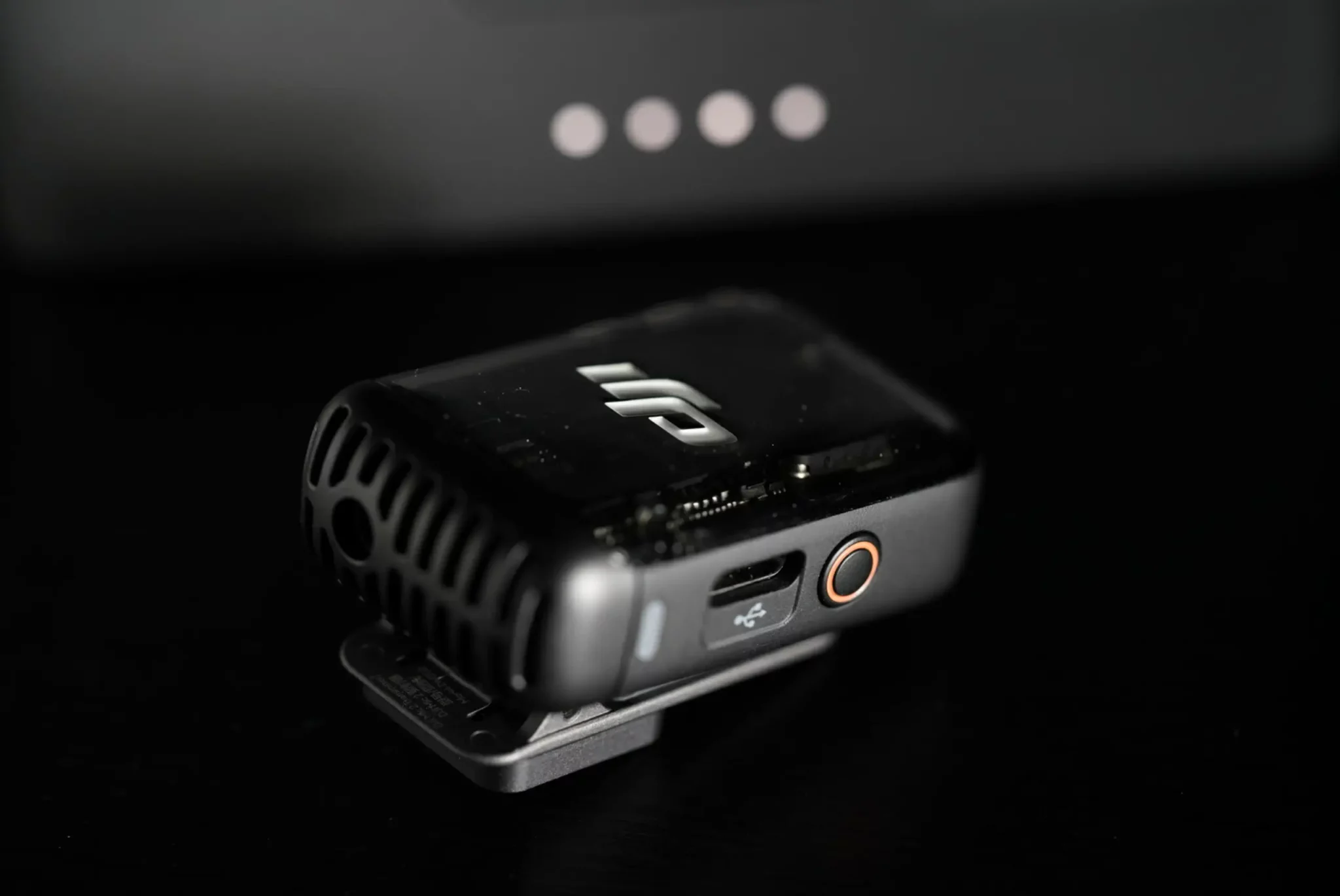 Un émetteur TX DJI Mic 2 et son gros logo - Photo © movecaster