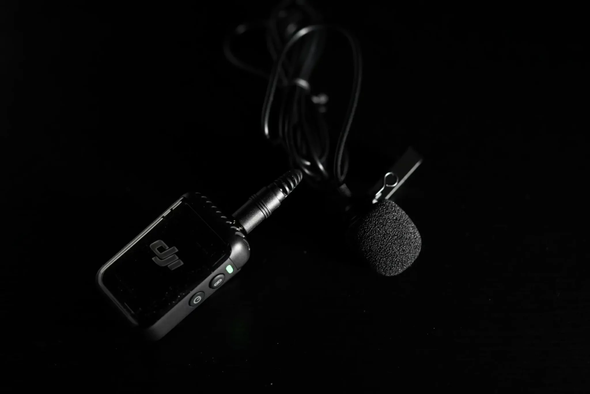 Émetteur TX DJI Mic 2 et micro-cravate - Photo © movecaster